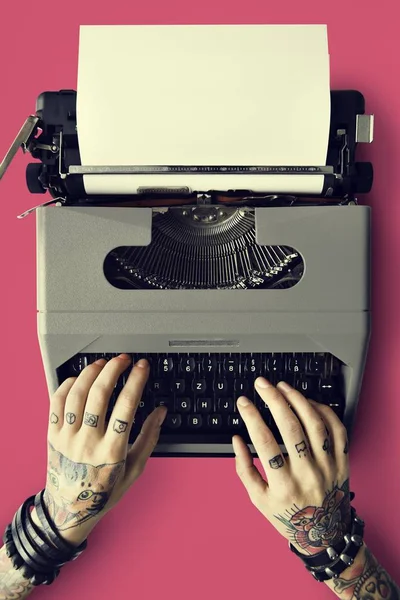 Mãos digitando na máquina de máquina de escrever — Fotografia de Stock