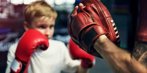 Бой-бокс в спортзале — стоковое фото