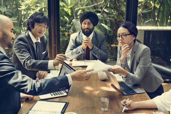 Hommes d'affaires travaillant en salle de conférence — Photo