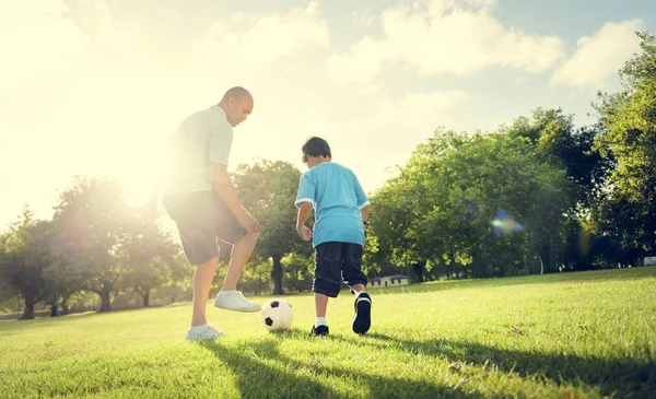 Far med barn spela fotboll — Stockfoto