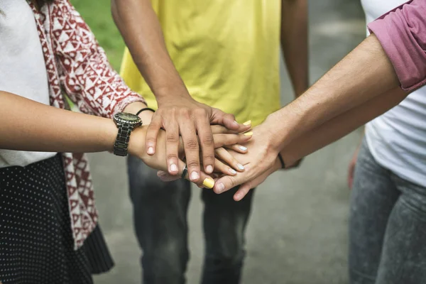 Divers adolescents mettent les mains ensemble — Photo