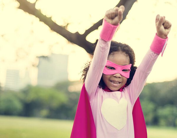 Суперхероу девочки играют в парке
