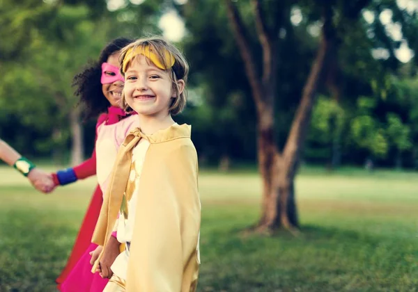 Superhero Kids bermain bersama — Stok Foto