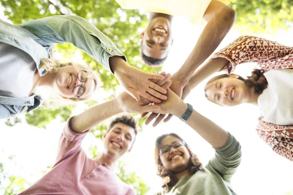 Diversi adolescenti mettono insieme le mani — Foto Stock