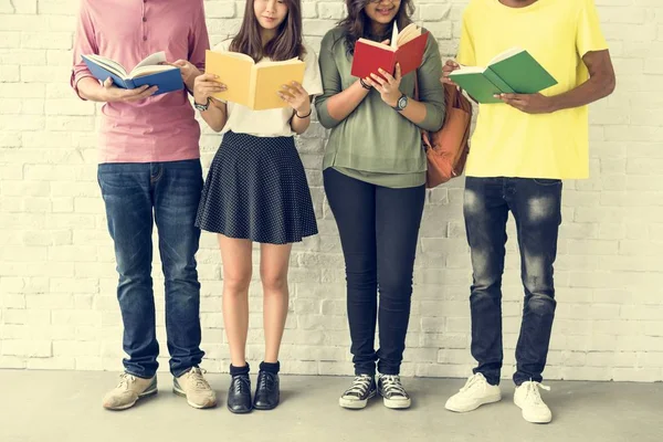 Studenter står mot vit vägg — Stockfoto