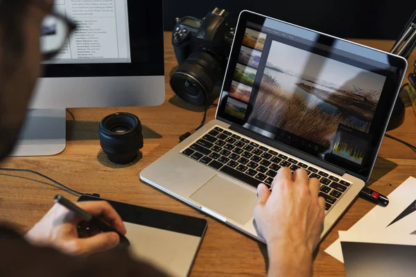 Fotógrafo trabalhando em laptop — Fotografia de Stock