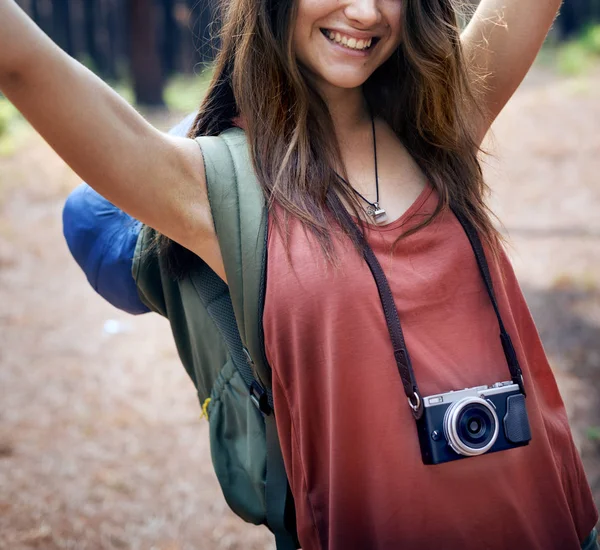 Unga kvinnliga backpacker — Stockfoto