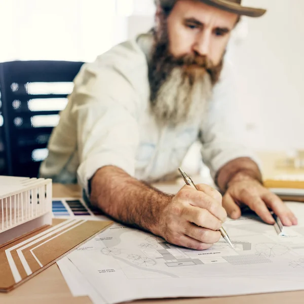 Arquiteto homem trabalhando com Blueprint — Fotografia de Stock