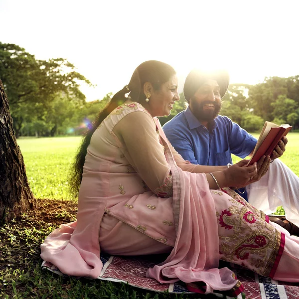 美丽的印度夫妇看书 — 图库照片