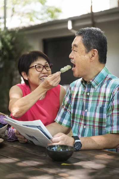 Paar tijd buiten doorbrengen — Stockfoto