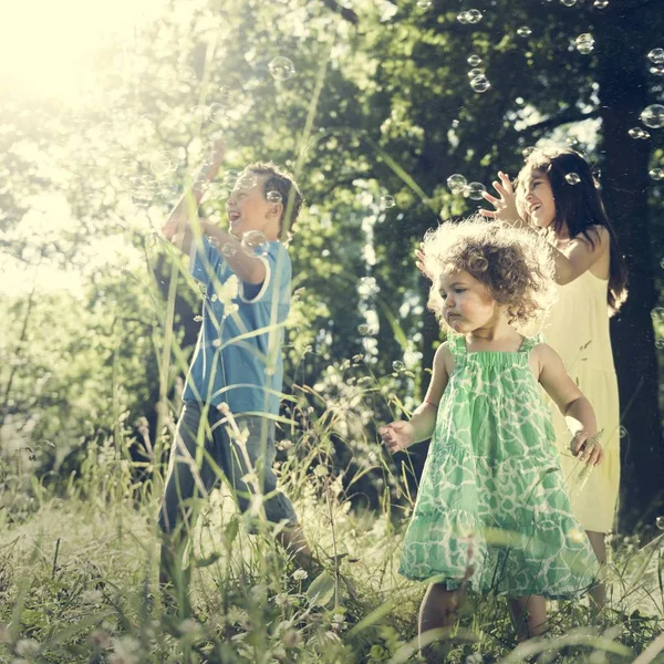 Дети играют вместе на открытом воздухе — стоковое фото