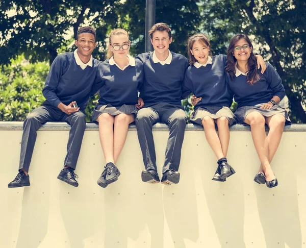 Estudantes diversos em Uniforme Universitário — Fotografia de Stock