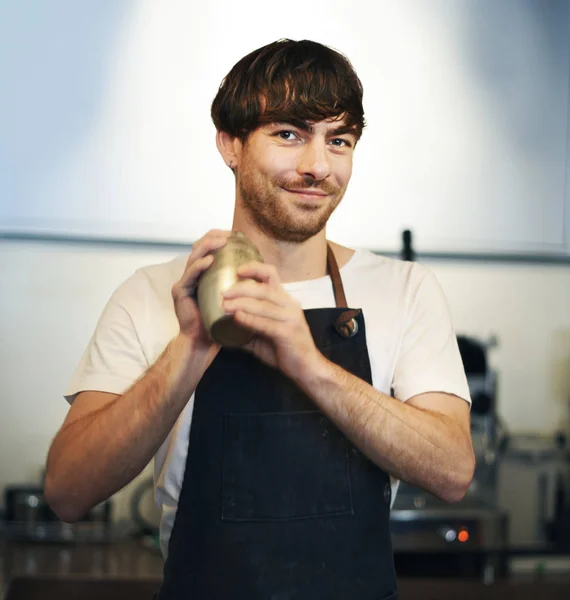 Barista guapo trabajando en la cafetería —  Fotos de Stock