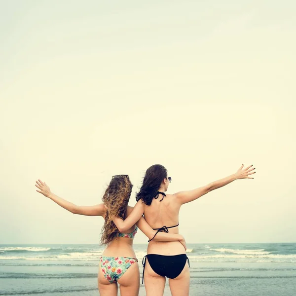 Meisjes vriendschap op strand — Stockfoto