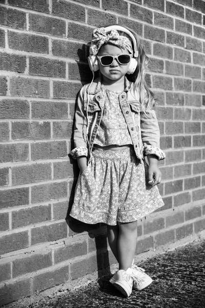 Модная симпатичная маленькая девочка — стоковое фото