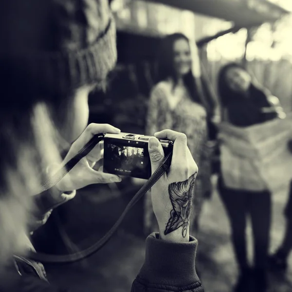 Amigos Fotografando na Floresta — Fotografia de Stock