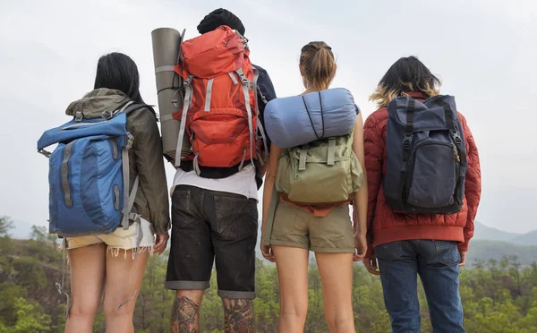 Grupo de jóvenes mochileros — Foto de Stock