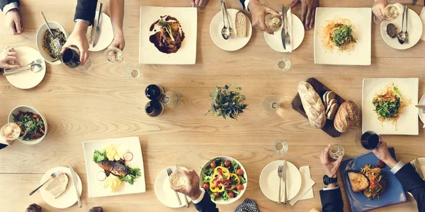 Pessoas multiétnicas que têm comida — Fotografia de Stock