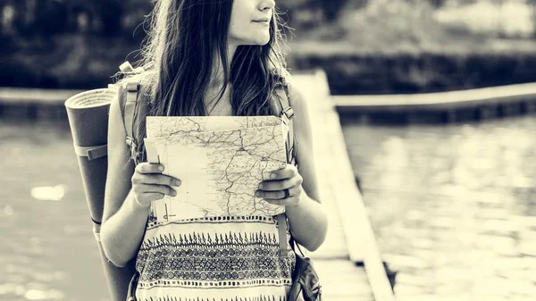 Chica con mapa de viajes —  Fotos de Stock