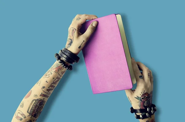 Σημειωματάριο στα χέρια στα τατουάζ — Φωτογραφία Αρχείου