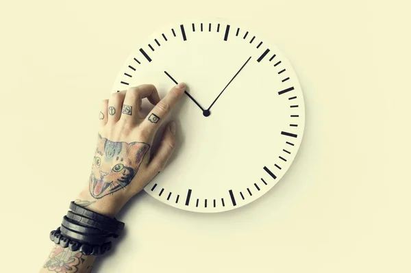 Mano en tatuajes con reloj — Foto de Stock