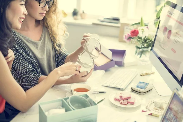 Women shopping online — Stock Photo, Image