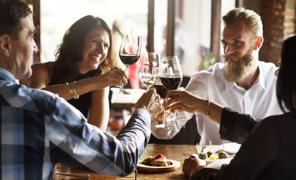 Människor i restaurang koncept — Stockfoto