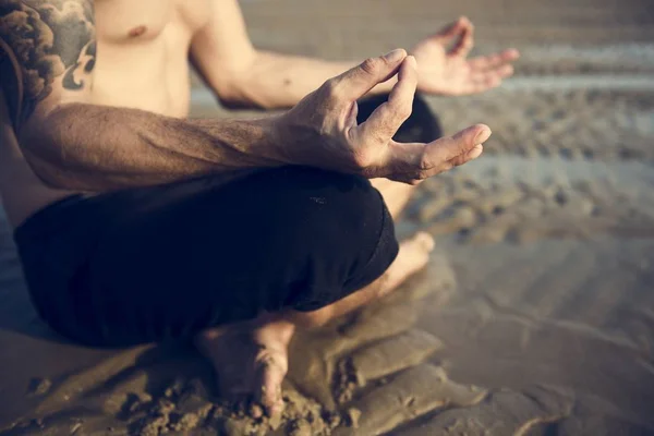 Man gör yoga meditation — Stockfoto