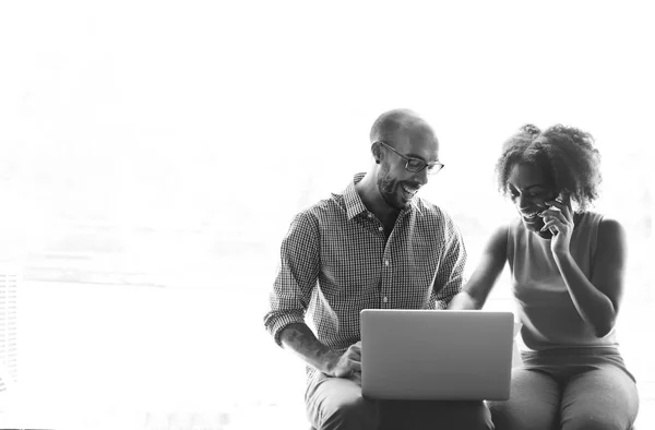 Geschäftsleute mit Laptop — Stockfoto