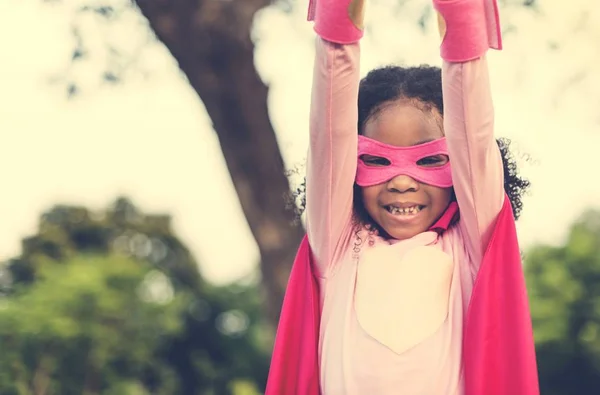 Superherou hra dívka v parku — Stock fotografie