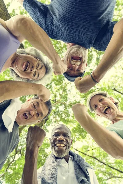 Amici anziani che si stringono la mano — Foto Stock