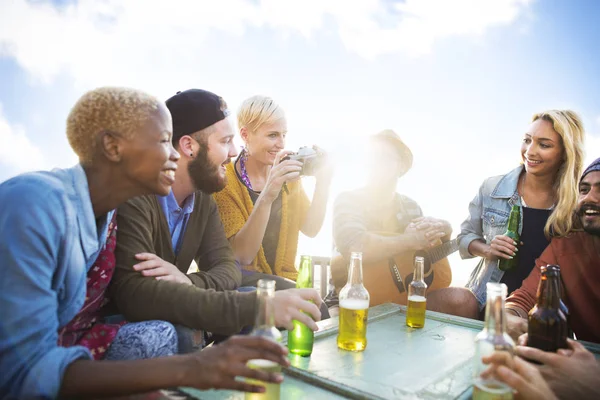 Pessoas bebendo na praia — Fotografia de Stock