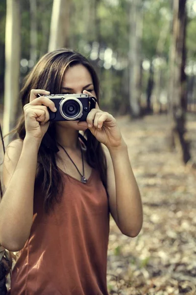 Mulher fotógrafa segurando câmera — Fotografia de Stock