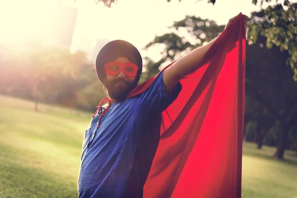 Hombre indio disfrazado de superhéroe y máscara — Foto de Stock