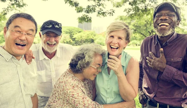 Diversi amici anziani Ootdoors — Foto Stock