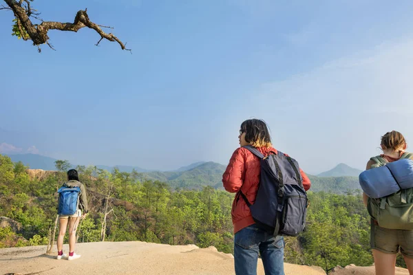 Jóvenes amigos viajeros en el bosque — Foto de Stock