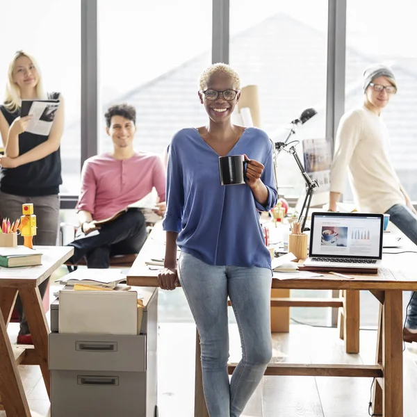 Hipster arbeiten im modernen Büro — Stockfoto