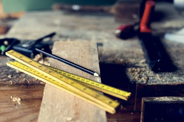 Outils de travail du bois dans l'atelier — Photo