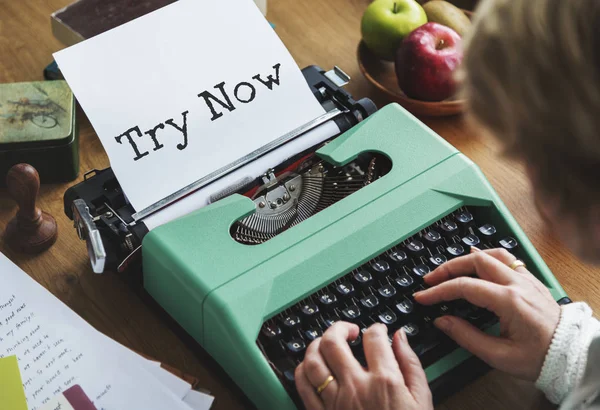 Journalist vrouw te typen op typewriting machine — Stockfoto