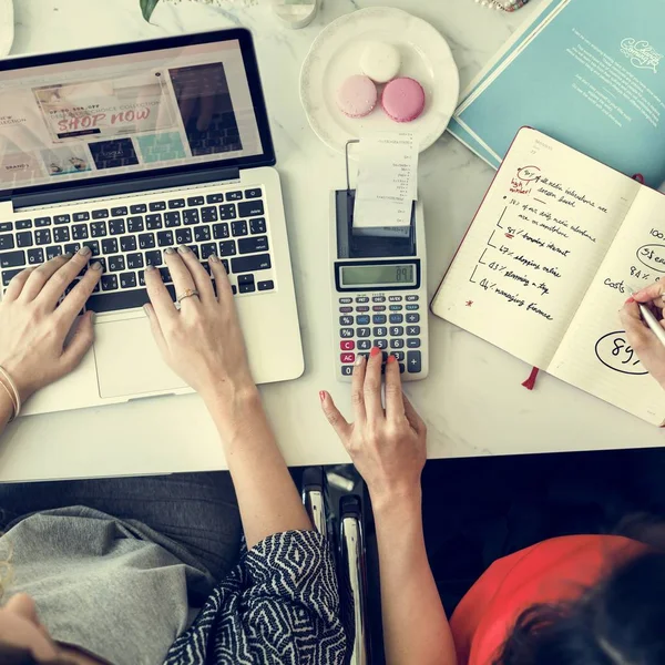 Mujeres trabajando juntas — Foto de Stock