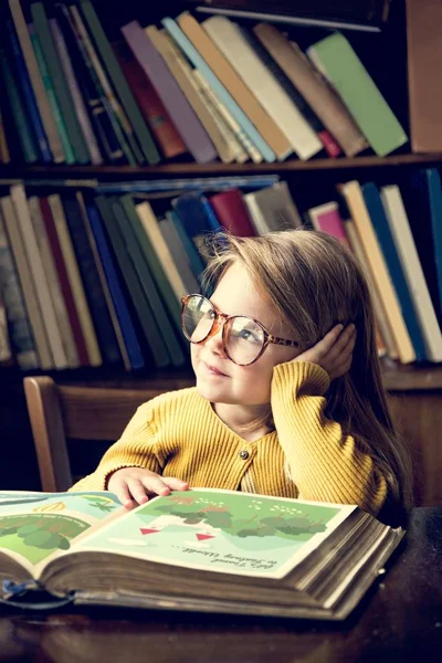 Bedårande flicka läsa bok — Stockfoto