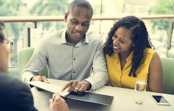 Gente de negocios discutiendo en la reunión — Foto de Stock