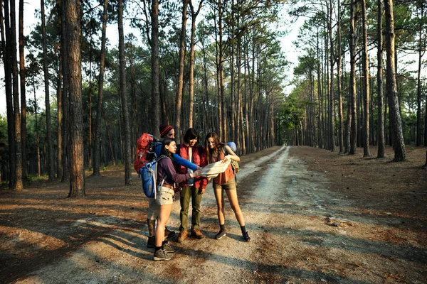 Jovens que viajam — Fotografia de Stock