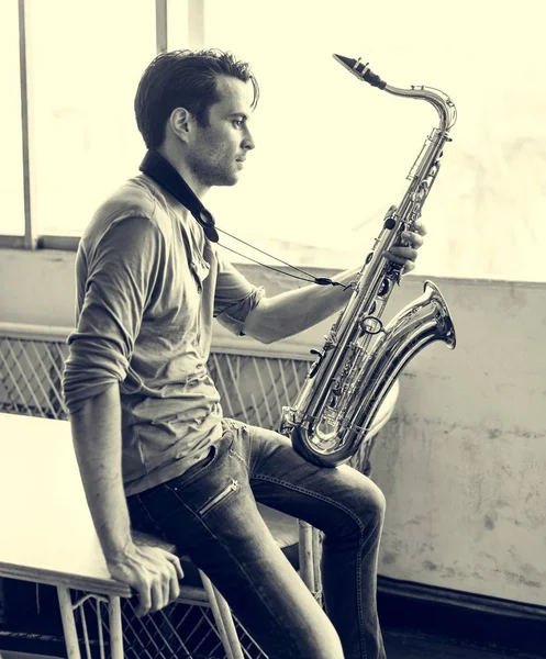 Jazzman in possesso di sassofono — Foto Stock