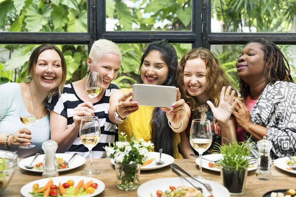 Mujeres tomando fotos con dispositivo —  Fotos de Stock