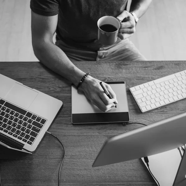 Homem trabalhando no computador — Fotografia de Stock