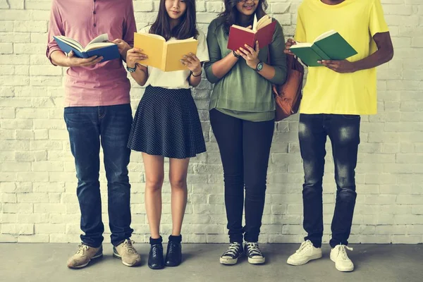 Studenten staan tegen de witte muur — Stockfoto