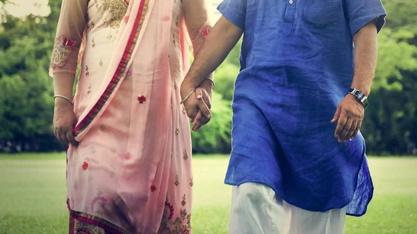 Lindo casal indiano ao ar livre — Fotografia de Stock