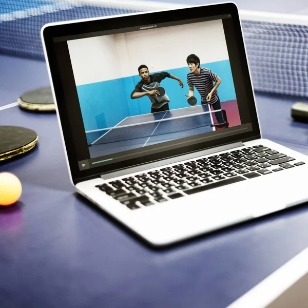 Відкритий ноутбук на столі для пінг-понг — стокове фото