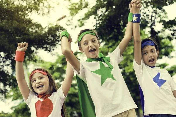 Niños con disfraces superhéroes — Foto de Stock